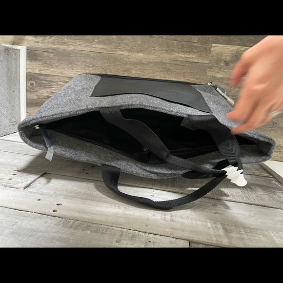 NEW Travel Tote with Zipper - Picture 6 of 8